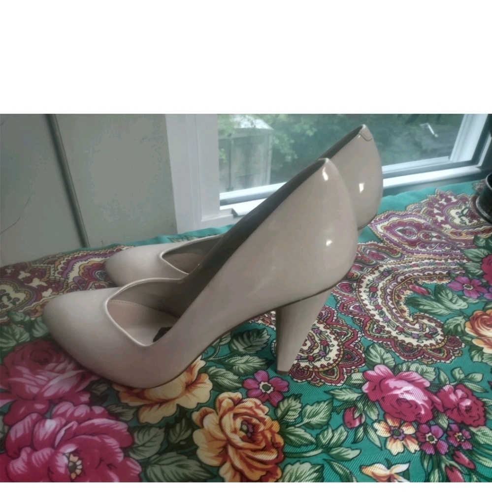 Nine West "Thyme" Shoes, Unused Beige Patent Leather Chunky Heel, Size Women's 8